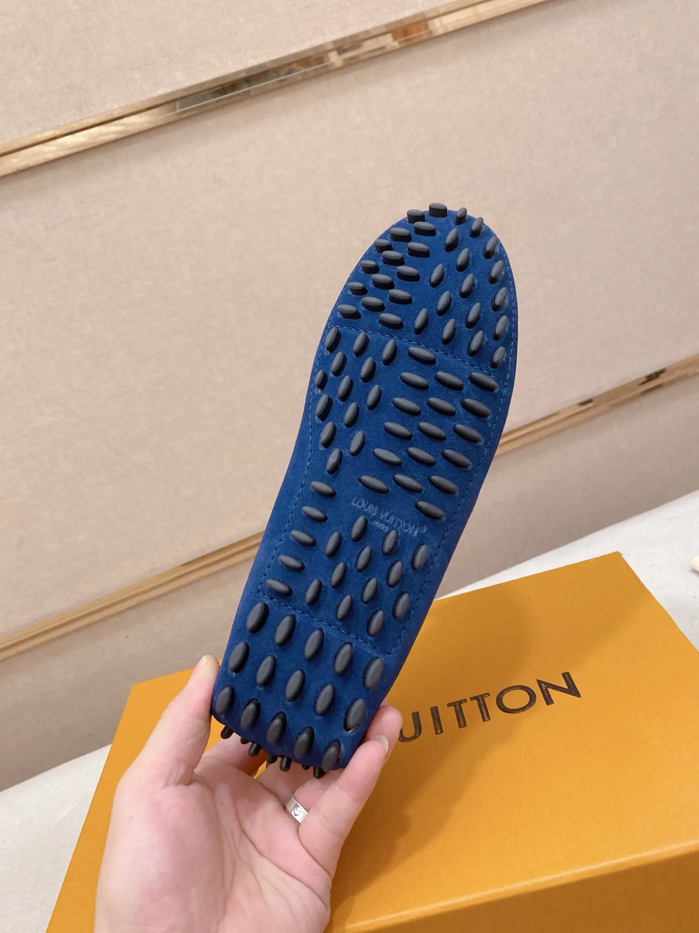 Factory price: 500💰High-end quality! LV 🆕🆕Exclusive hot-selling products in stock🔥🔥New products on the shelves, high-quality Ferragamo men's pea shoes, high-end casual driving shoes, with complete packaging! 💪 💪 Material: Imported suede cowhide 🐂 + Imported high-quality buffalo leather lining + wear-resistant outsole 👍🏻👍🏻 Features: High-end and comfortable, purely handmade 🚀 🚀 Create the perfect shoes that suit you best 🔥 🔥 Size: (38-44) 45 standard size can be customized!